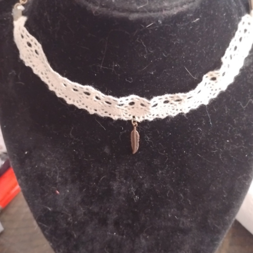 Elegant Cream Lace Choker Necklace